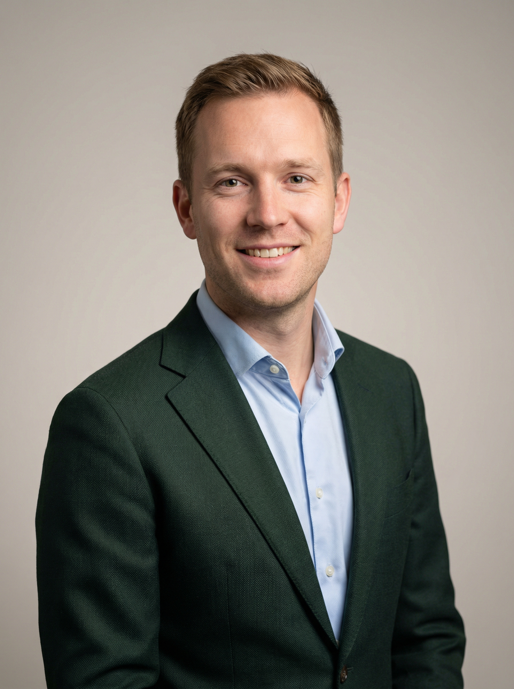 Daan Bakker, salarisadministratie specialist bij Sterling & Partners, in professioneel studioportret