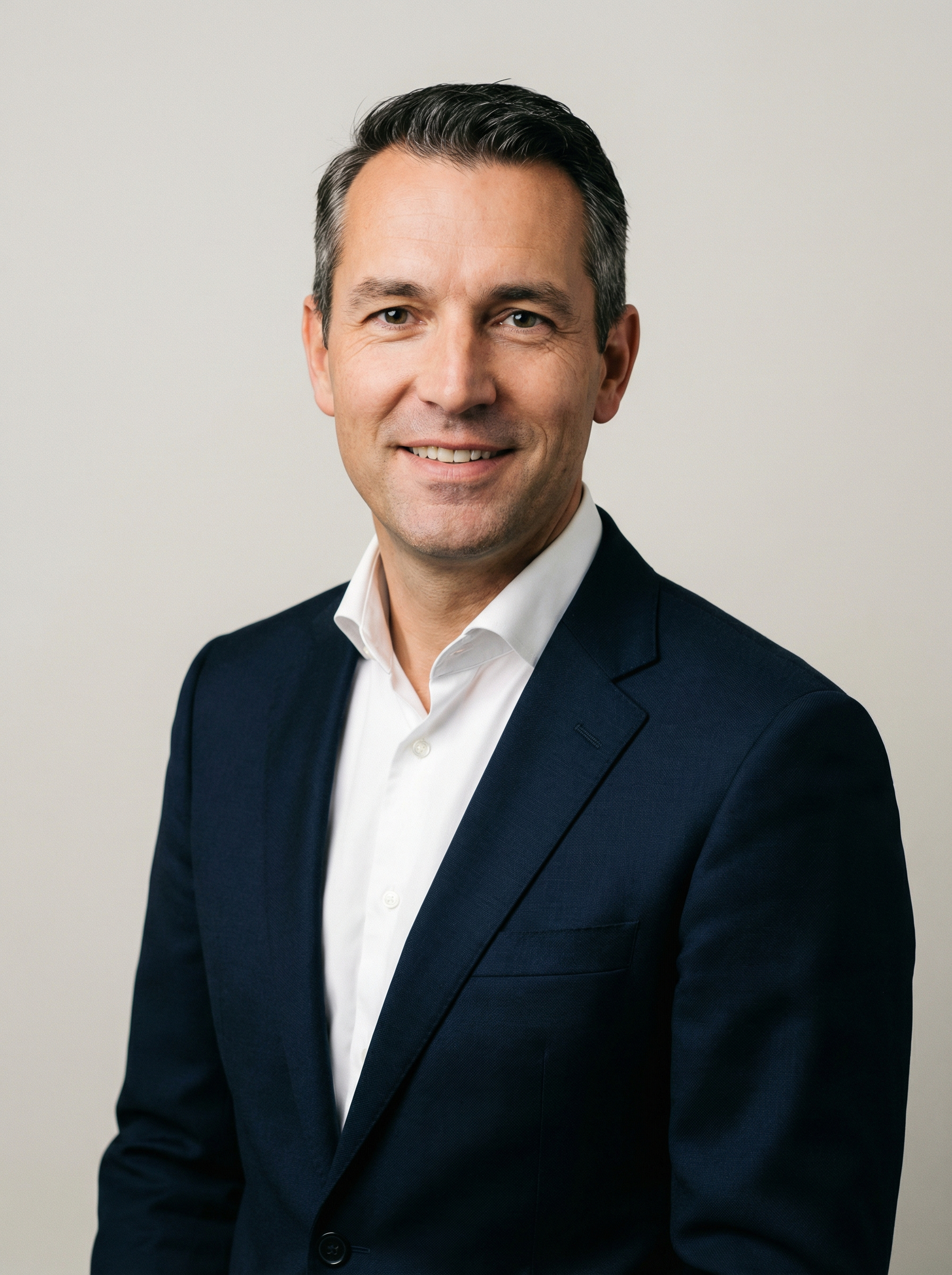 Thomas de Vries, partner belastingadvies bij Sterling & Partners, in professioneel studioportret